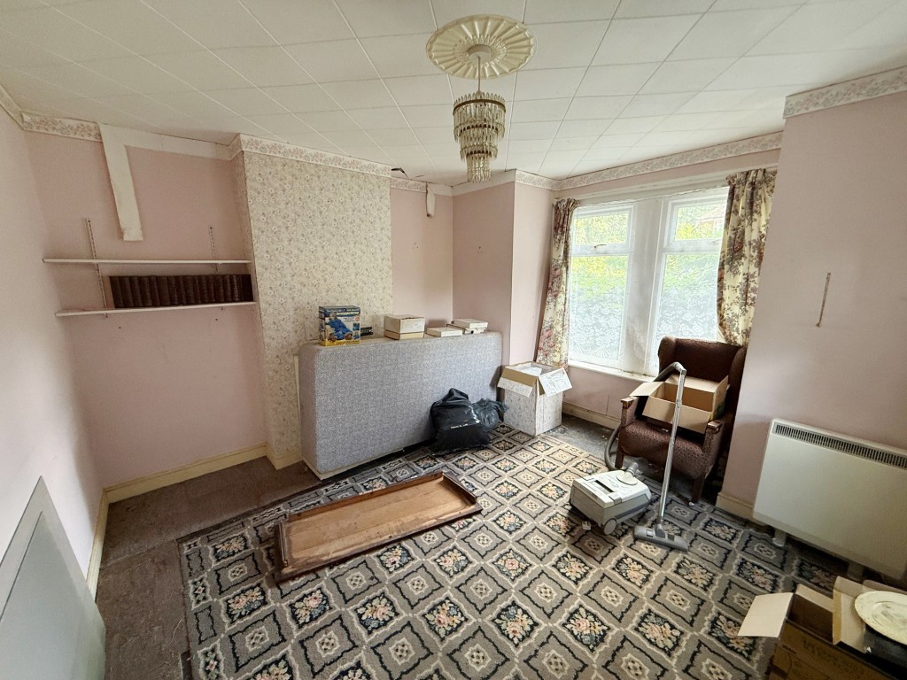 Lot: 169 - HOUSE FOR IMPROVEMENT - Front bedroom